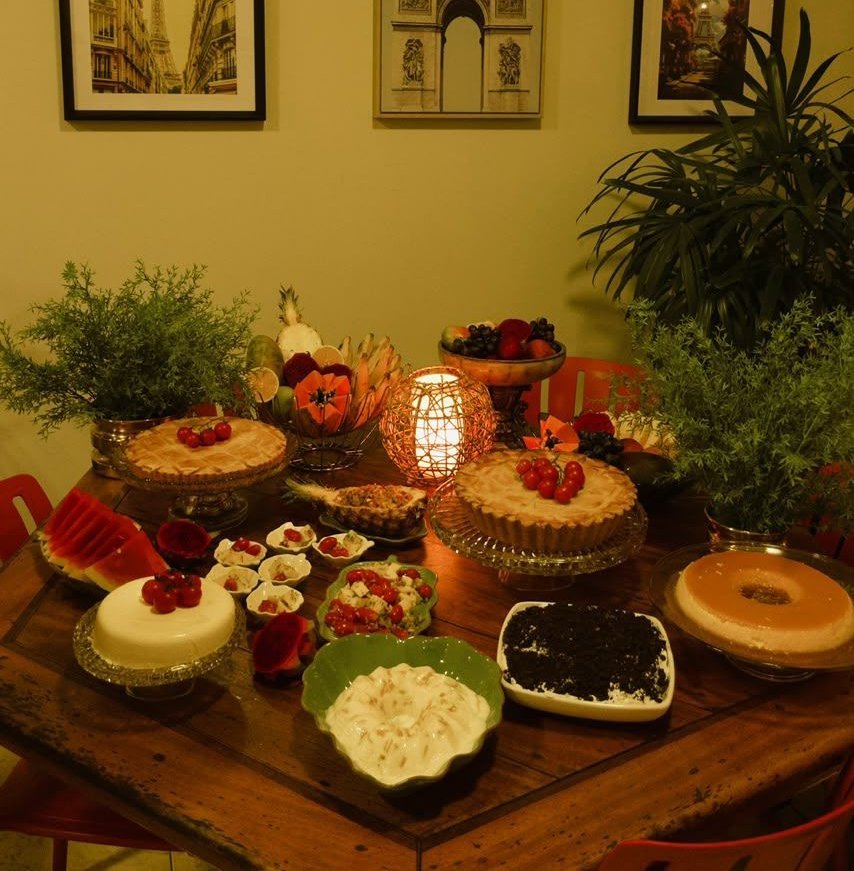 Mesa de buffet do Luzes de Paris com tortas, doces e frutas em destaque