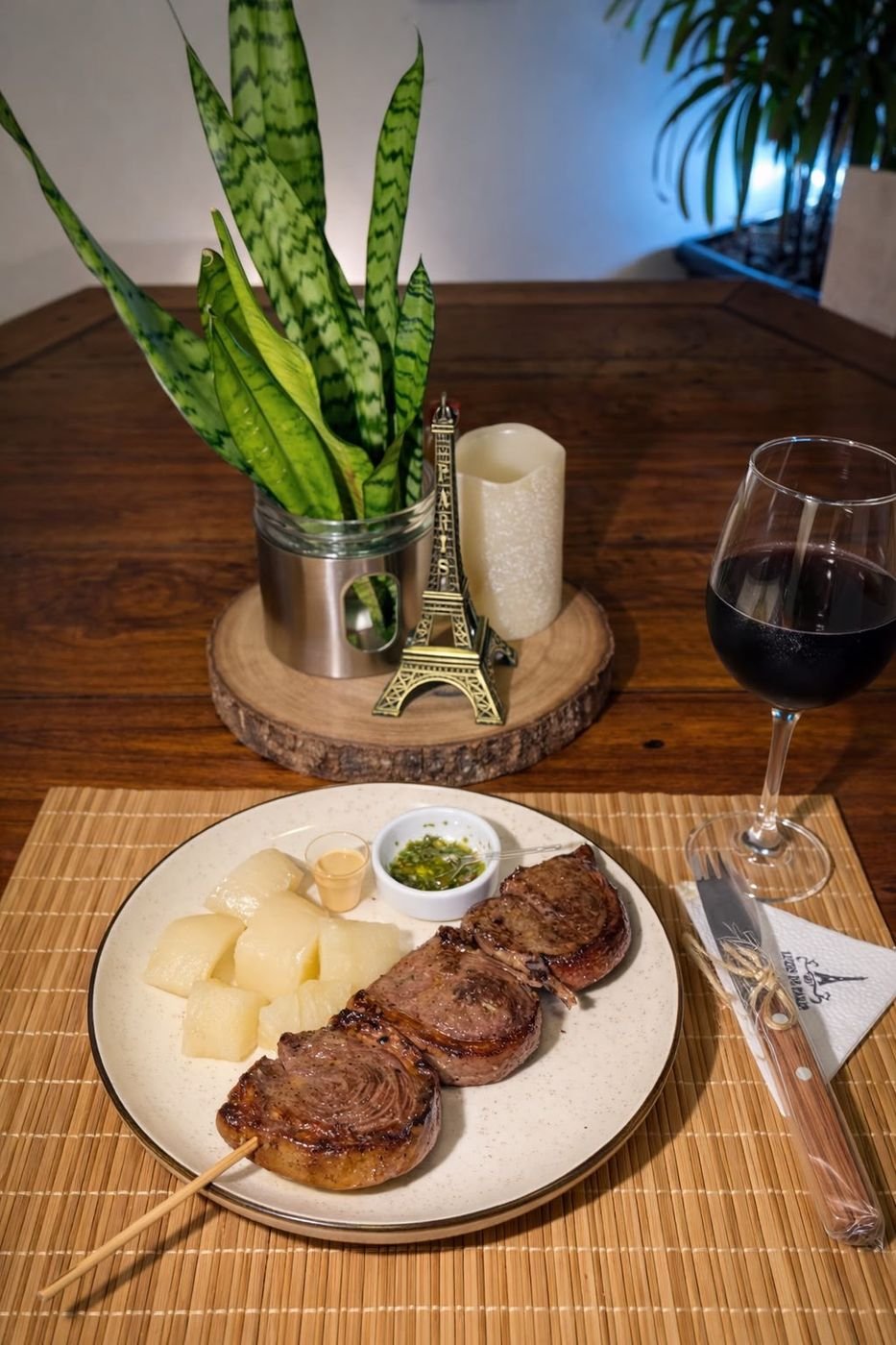 Espeto de picanha 300g grelhado, servido com mandioca e molhos